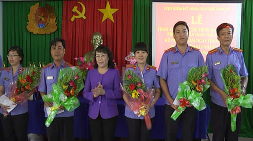 Bà Nhanh tặng hoa cho ngành tư pháp tỉnh Long An khi bà còn là Phó Chủ tịch tỉnh nhiệm kỳ 2011 - 2016. (Ảnh: Báo Long An)