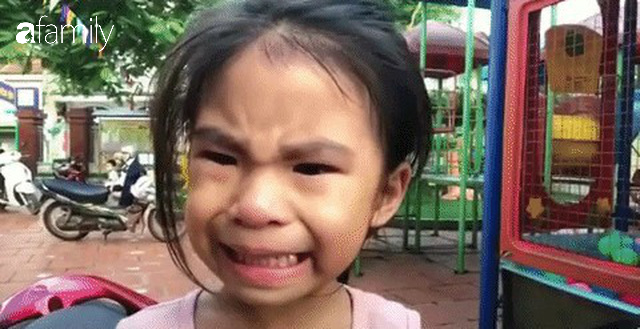 C&ocirc; b&eacute; biểu cảm "vừa kh&oacute;c vừa cười" bất ngờ t&aacute;i xuất, lại bị anh trai tr&ecirc;u cực h&agrave;i: "Đưa tay đ&acirc;y n&agrave;o, th&ocirc;i đi học em nh&eacute;" - Ảnh 1.