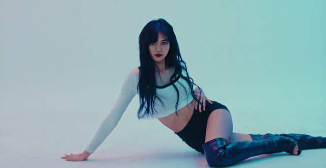 Knet chê &quot;trend&quot; mới của Lisa (BLACKPINK) &quot;gây bão&quot; là nhờ trò lố của YG, ai ngờ đôi chân cực phẩm ấy lại lên hẳn đài trung ương - Ảnh 2.