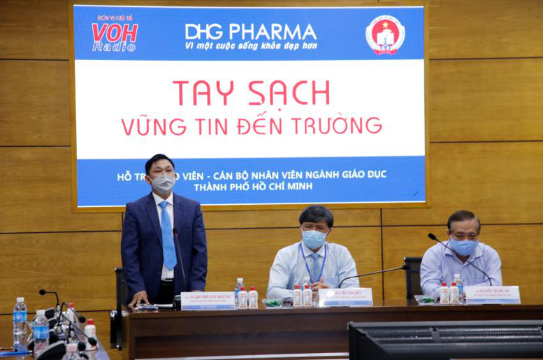 TP.HCM: Giáo viên tiểu học được DHG Pharma tài trợ gel rửa tay phòng dịch - Ảnh 1.