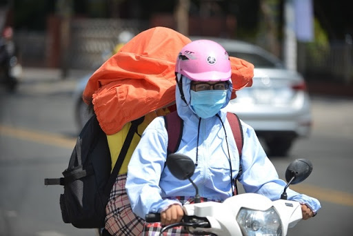 Những ngày nắng nóng đỉnh điểm, tuyệt đối đừng để 9 đồ vật này vào xe hơi, cốp xe máy vì có thể &quot;nổ như bom&quot;, đe dọa tính mạng con người - Ảnh 1.