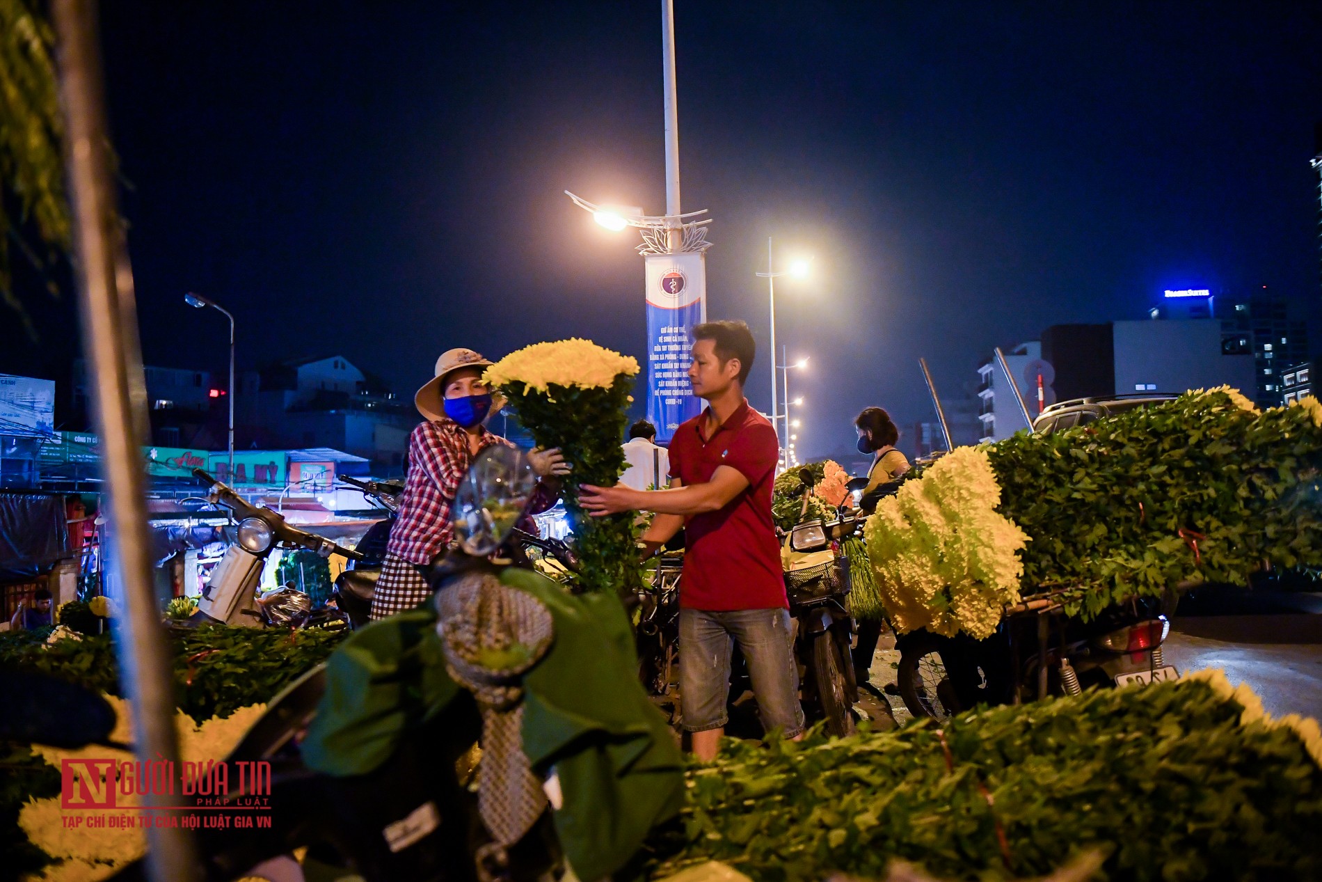 Hà Nội: Chợ hoa đầu mối nhộn nhịp trở lại - Ảnh 3.