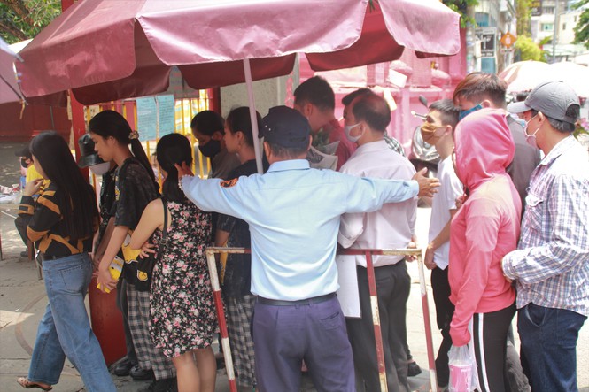 Người dân Sài Gòn đeo khẩu trang đi chùa ngày Phật đản - Ảnh 2.