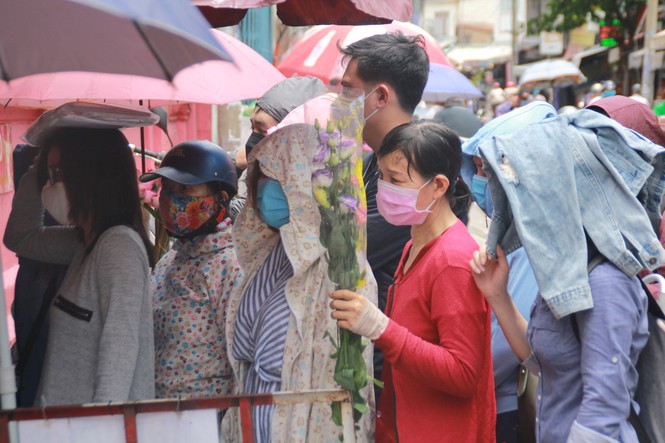 Người dân Sài Gòn đeo khẩu trang đi chùa ngày Phật đản - Ảnh 4.