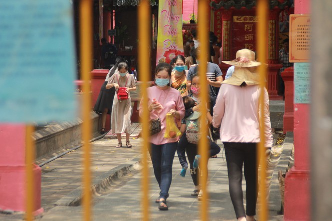 Người dân Sài Gòn đeo khẩu trang đi chùa ngày Phật đản - Ảnh 5.