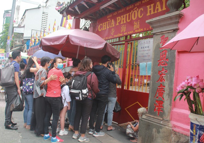 Người dân Sài Gòn đeo khẩu trang đi chùa ngày Phật đản - Ảnh 3.