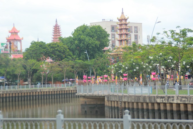 Người dân Sài Gòn đeo khẩu trang đi chùa ngày Phật đản - Ảnh 13.