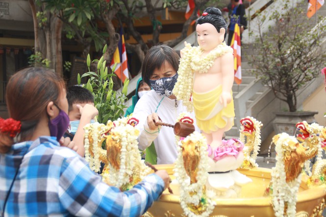 Người dân Sài Gòn đeo khẩu trang đi chùa ngày Phật đản - Ảnh 8.