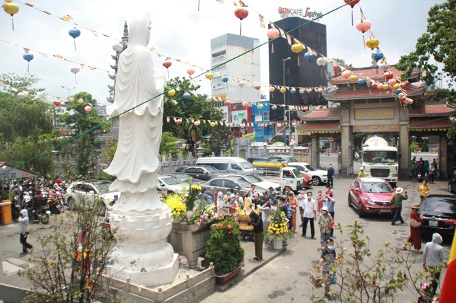 Người dân Sài Gòn đeo khẩu trang đi chùa ngày Phật đản - Ảnh 6.