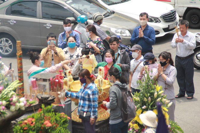 Người dân Sài Gòn đeo khẩu trang đi chùa ngày Phật đản - Ảnh 7.