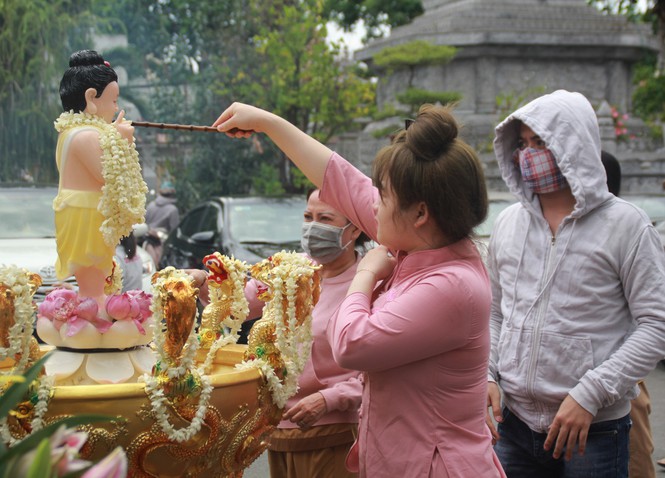 Người dân Sài Gòn đeo khẩu trang đi chùa ngày Phật đản - Ảnh 10.