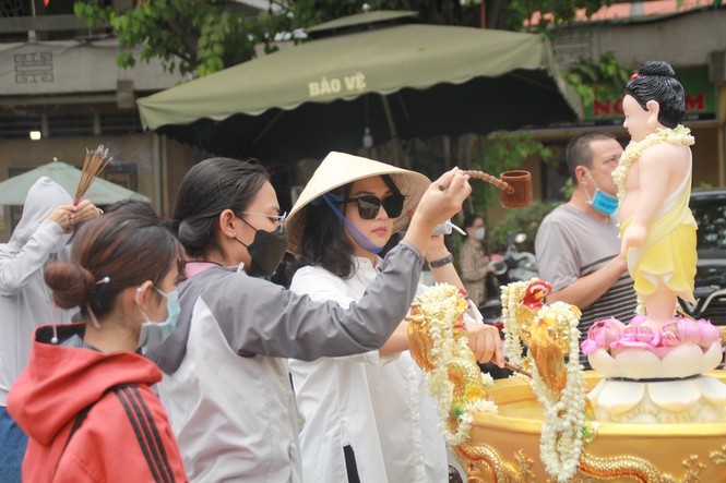 Người dân Sài Gòn đeo khẩu trang đi chùa ngày Phật đản - Ảnh 9.