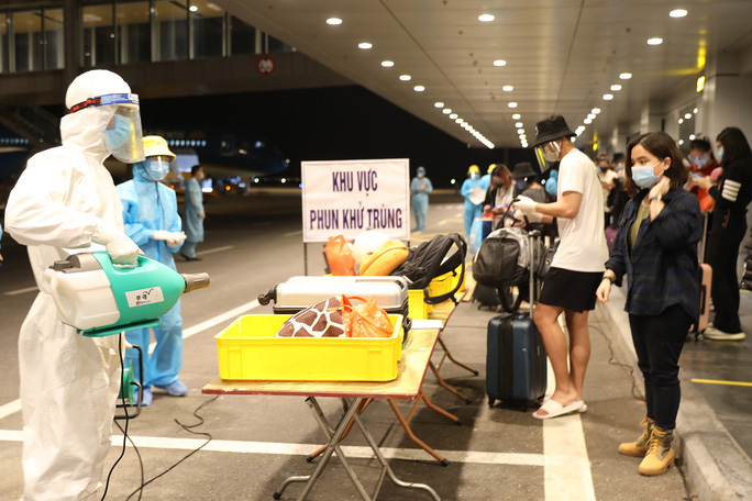 Cận cảnh chuyến bay đầu tiên từ Mỹ hạ cánh xuống Vân Đồn đưa 343 người Việt về nước - Ảnh 27.