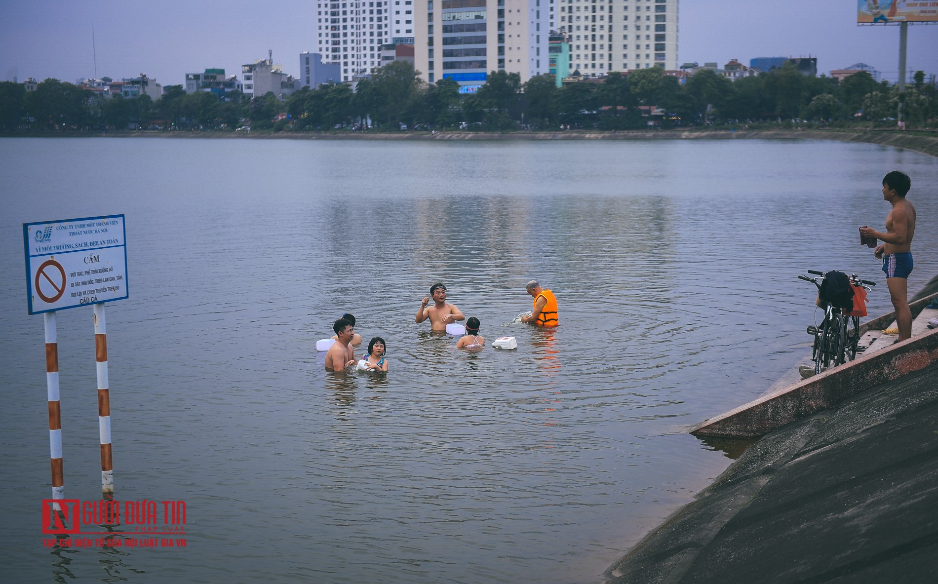 Hà Nội: Bất chấp nguy hiểm, người dân đổ ra hồ Tây, sông Hồng &quot;giải nhiệt” - Ảnh 1.