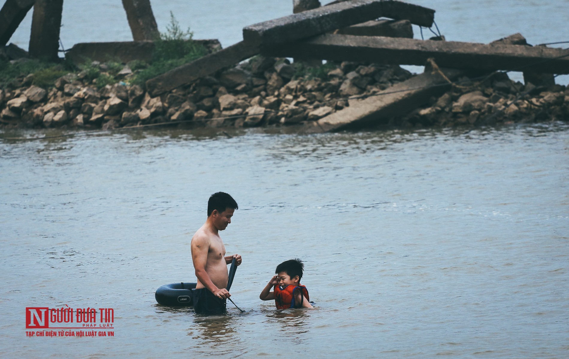 Hà Nội: Bất chấp nguy hiểm, người dân đổ ra hồ Tây, sông Hồng &quot;giải nhiệt” - Ảnh 15.