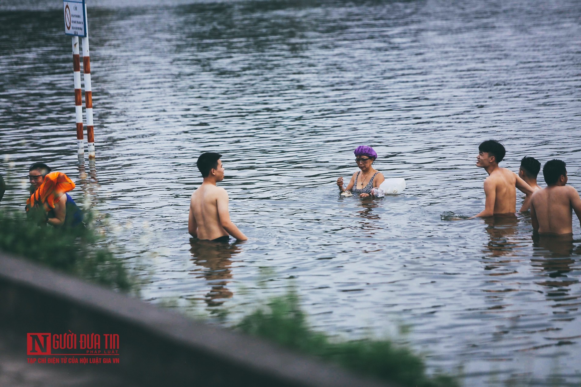 Hà Nội: Bất chấp nguy hiểm, người dân đổ ra hồ Tây, sông Hồng &quot;giải nhiệt” - Ảnh 4.