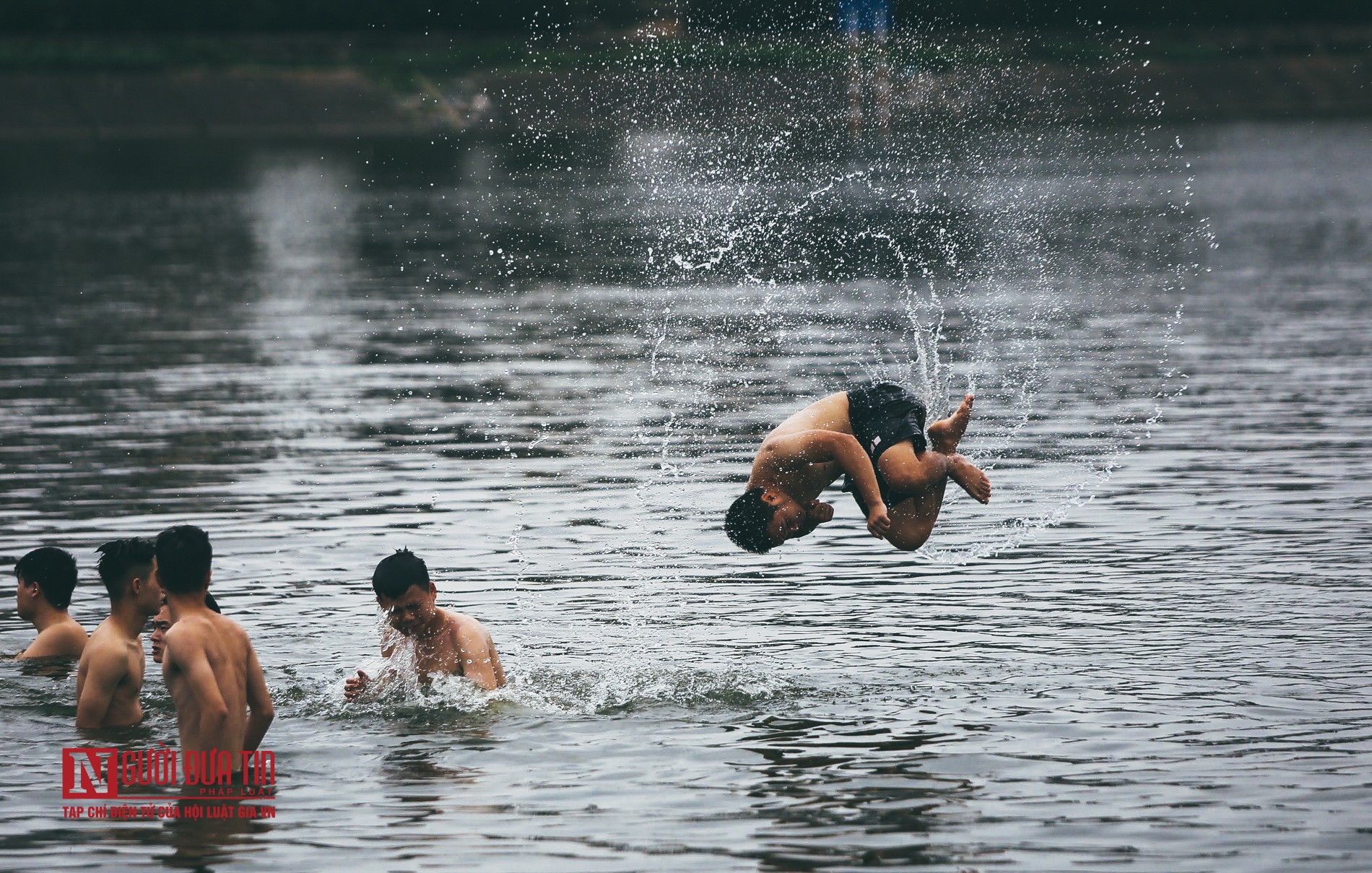 Hà Nội: Bất chấp nguy hiểm, người dân đổ ra hồ Tây, sông Hồng &quot;giải nhiệt” - Ảnh 8.