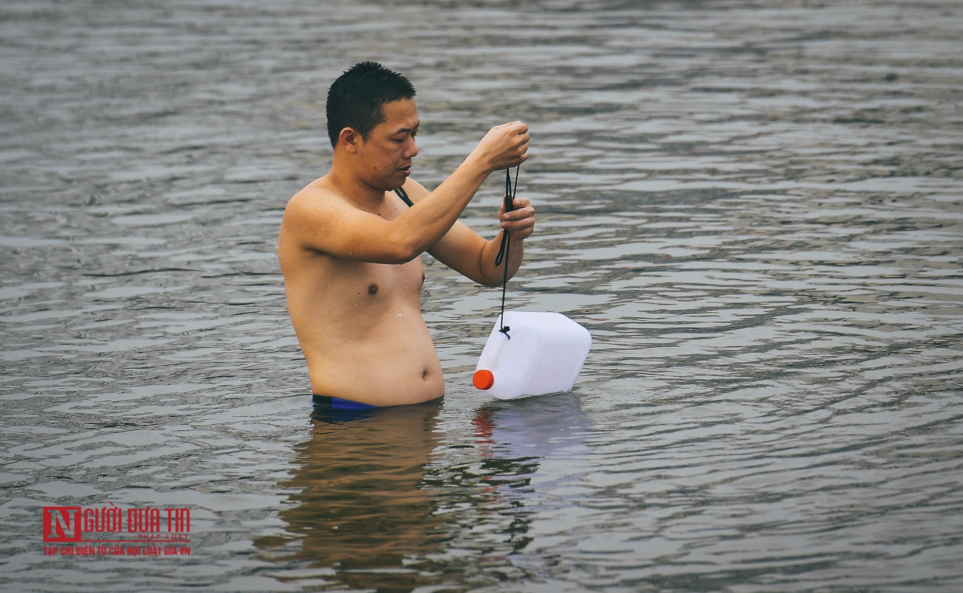 Hà Nội: Bất chấp nguy hiểm, người dân đổ ra hồ Tây, sông Hồng &quot;giải nhiệt” - Ảnh 7.