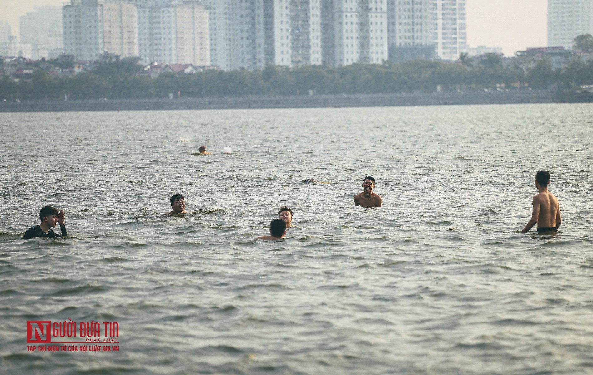 Hà Nội: Bất chấp nguy hiểm, người dân đổ ra hồ Tây, sông Hồng &quot;giải nhiệt” - Ảnh 10.