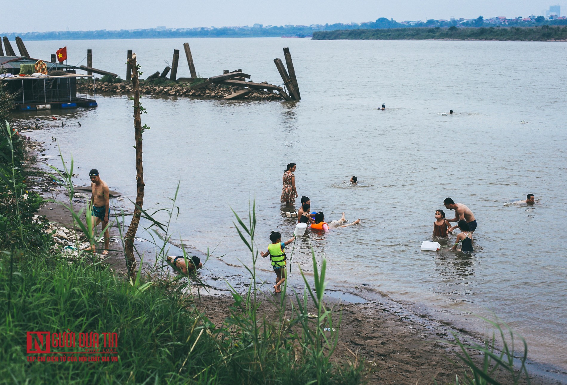 Hà Nội: Bất chấp nguy hiểm, người dân đổ ra hồ Tây, sông Hồng &quot;giải nhiệt” - Ảnh 12.