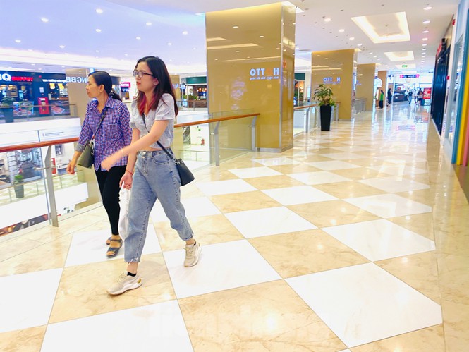 Trung tâm thương mại ở Hà Nội vẫn đìu hiu sau giãn cách xã hội - Ảnh 3. Trung tâm thương mại ở Hà Nội vẫn đìu hiu sau giãn cách xã hội - Ảnh 3.