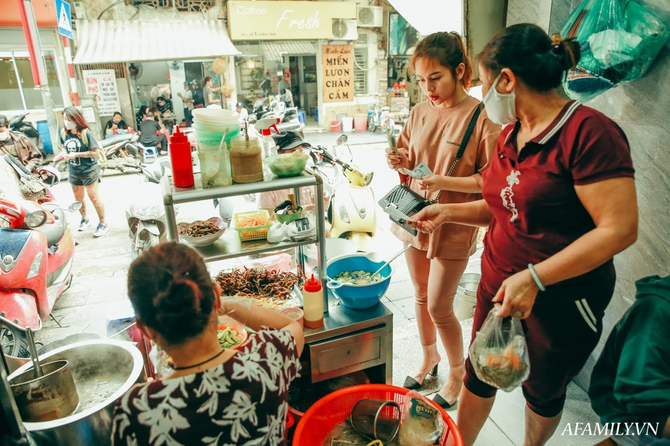 Hàng miến lươn hơn 3 thập kỷ ở ngã tư Chân Cầm - Lý Quốc Sư, dù mùa đông hay nắng hè đổ lửa vẫn bán cả tạ lươn mỗi ngày - Ảnh 7.