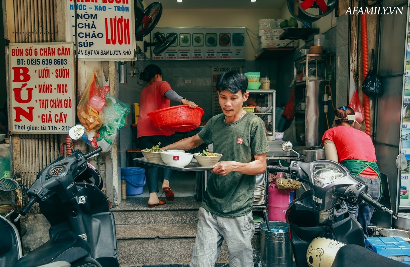 Hàng miến lươn hơn 3 thập kỷ ở ngã tư Chân Cầm - Lý Quốc Sư, dù mùa đông hay nắng hè đổ lửa vẫn bán cả tạ lươn mỗi ngày - Ảnh 1.