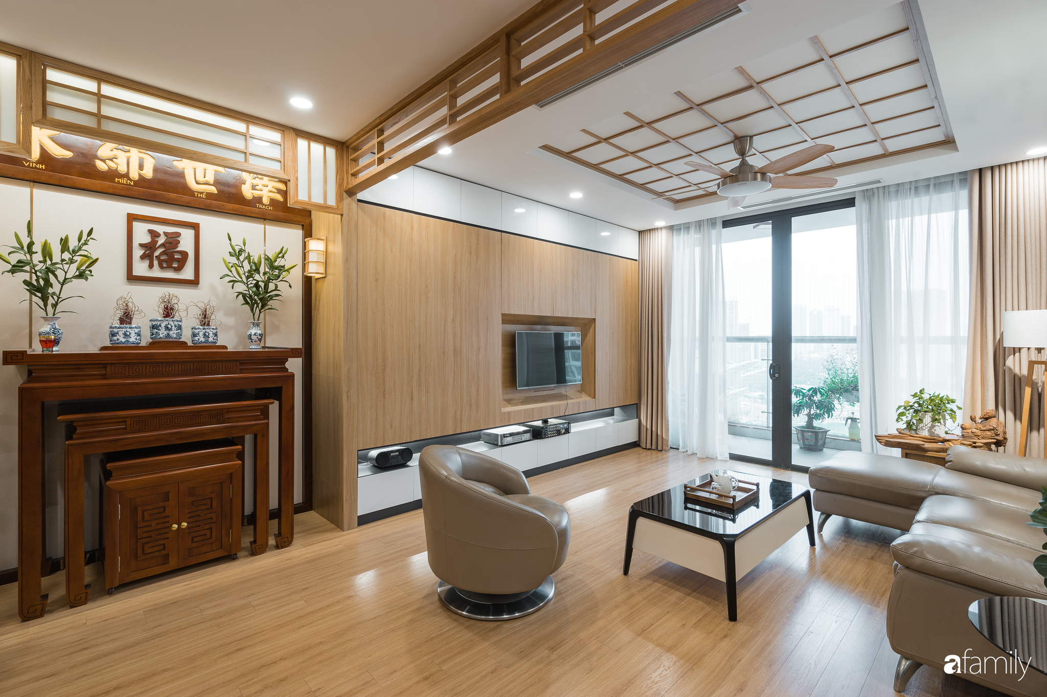 Căn hộ 120m² phong cách Nhật Bản - một không gian sống đầy ấn tượng với sự kết hợp hoàn hảo giữa ánh sáng và màu sắc. Thiết kế phòng khách được trang trí bằng những mảnh tranh được làm từ vải, tạo ra một không gian sống hiện đại và ấm cúng. Đến với căn hộ này, bạn sẽ có cơ hội khám phá những điều tuyệt vời mà nội thất phong cách Nhật Bản mang lại.