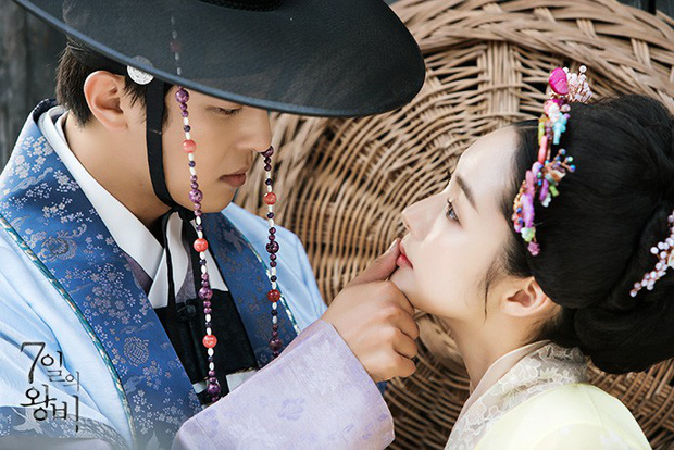 Phim &quot;Hoàng hậu 7 ngày&quot; hot trở lại: Cảnh Park Min Young cởi áo, khoe lưng trước mặt người yêu được bàn tán - Ảnh 2.