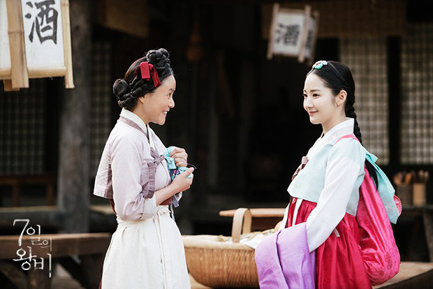 Phim &quot;Hoàng hậu 7 ngày&quot; hot trở lại: Cảnh Park Min Young cởi áo, khoe lưng trước mặt người yêu được bàn tán - Ảnh 4.
