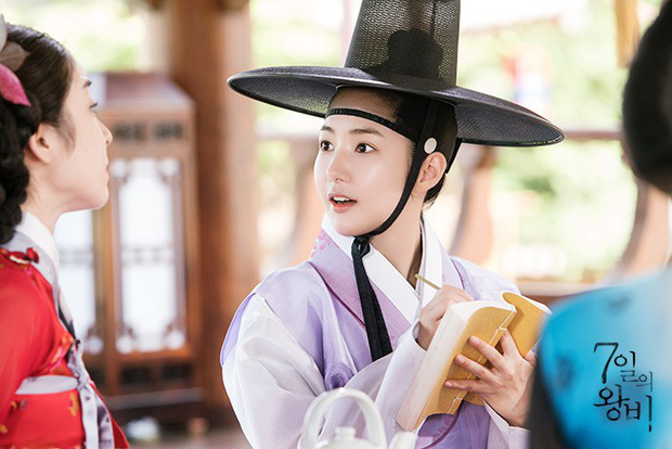 Phim &quot;Hoàng hậu 7 ngày&quot; hot trở lại: Cảnh Park Min Young cởi áo, khoe lưng trước mặt người yêu được bàn tán - Ảnh 3.