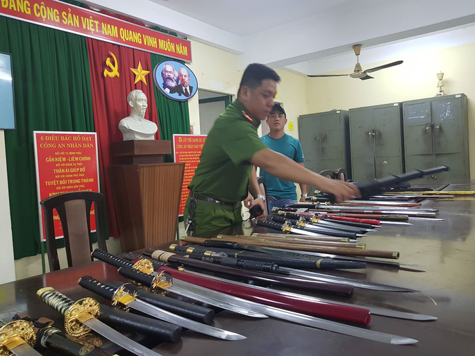 Đang ăn cơm, một con nợ bị giang hồ đưa về đ&aacute;nh đập - Ảnh 1.