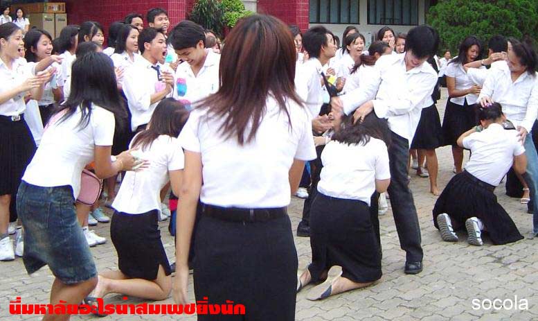 Bắt nạt học đường trá hình ở Thái Lan: Sinh viên năm 1 bị khóa trên đánh đập, chịu đựng lạm dụng tình dục vẫn phải nhoẻn miệng cười - Ảnh 7.