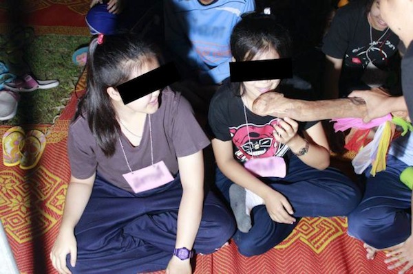 Bắt nạt học đường trá hình ở Thái Lan: Sinh viên năm 1 bị khóa trên đánh đập, chịu đựng lạm dụng tình dục vẫn phải nhoẻn miệng cười - Ảnh 8.