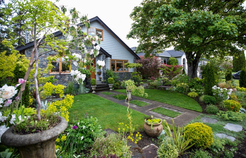 Ngôi nhà yên bình bên khoảng sân vườn xanh tươi với điểm nhấn đặc biệt này có thể &quot;hạ gục&quot; mọi ánh nhìn - Ảnh 1.