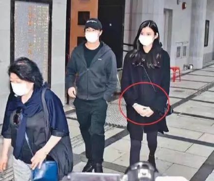 Mang bầu lần 2 nhưng "siêu mẫu Victoria's Secret" lại bị ngó lơ vì chồng bận với cuộc chiến tranh giành gia sản của "vua sòng bài Macau"? - Ảnh 5. Mang bầu lần 2 nhưng "siêu mẫu Victoria's Secret" lại bị ngó lơ vì chồng bận với cuộc chiến tranh giành gia sản của "vua sòng bài Macau"? - Ảnh 5.