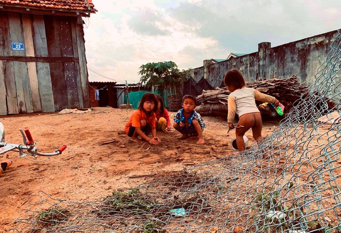 Bên trong ngôi làng của 4 đứa trẻ ăn ve sầu với cơm nguội - Ảnh 4.