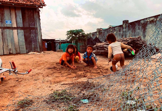 Bên trong ngôi làng của 4 đứa trẻ ăn ve sầu với cơm nguội - Ảnh 4. Bên trong ngôi làng của 4 đứa trẻ ăn ve sầu với cơm nguội - Ảnh 4.