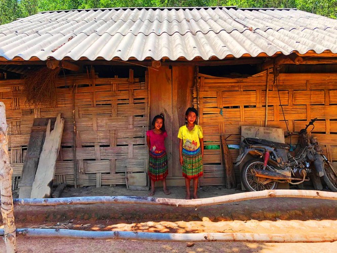 Bên trong ngôi làng của 4 đứa trẻ ăn ve sầu với cơm nguội - Ảnh 1.