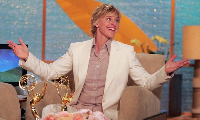 Thăng trầm cuộc đời MC quyền lực Ellen DeGeneres: Tuổi thơ bị bố dượng lạm dụng, nh&igrave;n bạn g&aacute;i chết trước mắt, bị nước Mỹ quay lưng chỉ v&igrave; muốn sống thật - Ảnh 4.
