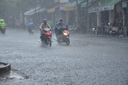 Biển Đông có khả năng đón cơn bão đầu tiên, Bắc và Trung bộ mưa lớn sau gần nửa tháng nắng nóng liên tục - Ảnh 1.