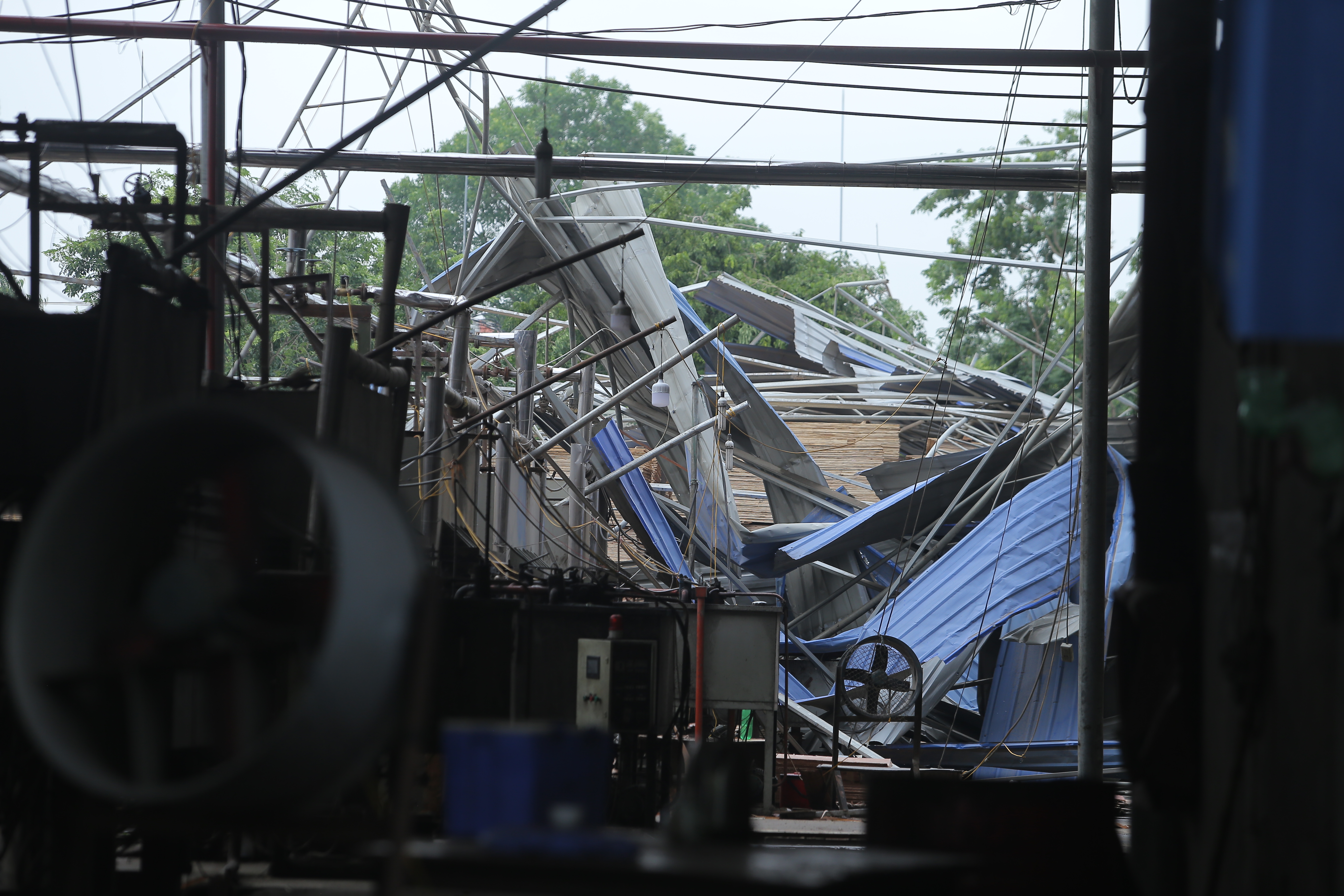 Cận cảnh hiện trường tan hoang vụ lốc xoáy kinh hoàng ở Vĩnh Phúc làm 3 người tử vong, 20 người bị thương - Ảnh 16.
