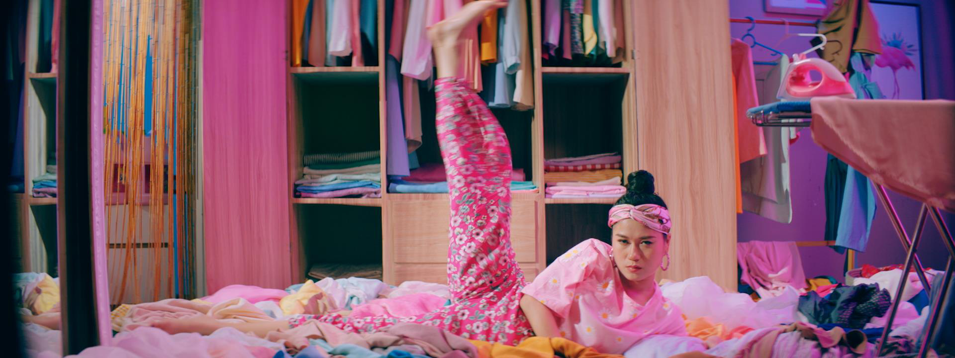 Fans “sốc toàn tập” Lâm Vỹ Dạ ra MV nhạc quẩy cực bắt tai và cái kết ngỡ ngàng! - Ảnh 3. Fans “sốc toàn tập” Lâm Vỹ Dạ ra MV nhạc quẩy cực bắt tai và cái kết ngỡ ngàng! - Ảnh 3.