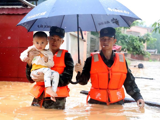 Hơn 20 người chết và mất tích vì mưa lớn ở Trung Quốc - Ảnh 1.