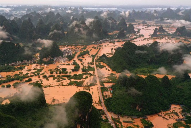Hơn 20 người chết và mất tích vì mưa lớn ở Trung Quốc - Ảnh 2.