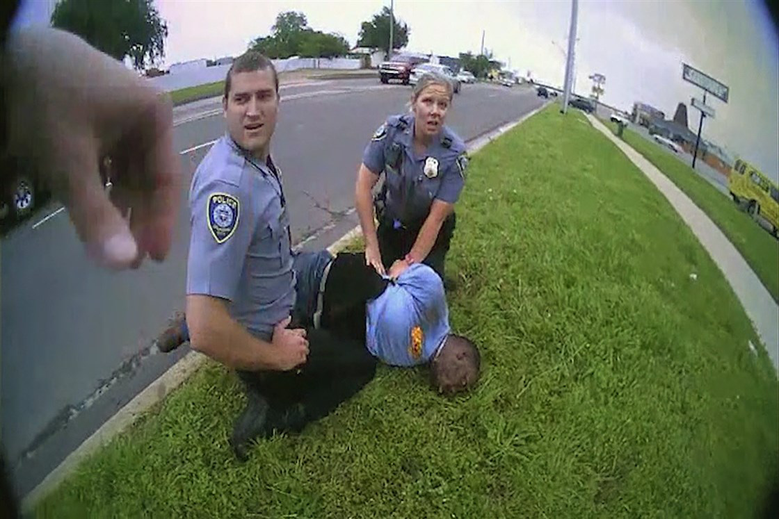 Lộ video cho thấy câu trả lời gây sốc của cảnh sát Mỹ khi nghi phạm cầu xin: Tôi không thể thở được - Ảnh 2.