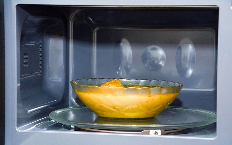 Можно ли греть пластиковую посуду в микроволновке. Микроволновая печь манфилд. Каши разогрей в микроволновке. Разогретый в микроволновке грейпфрут. Колпак для разогревания в микроволновке.