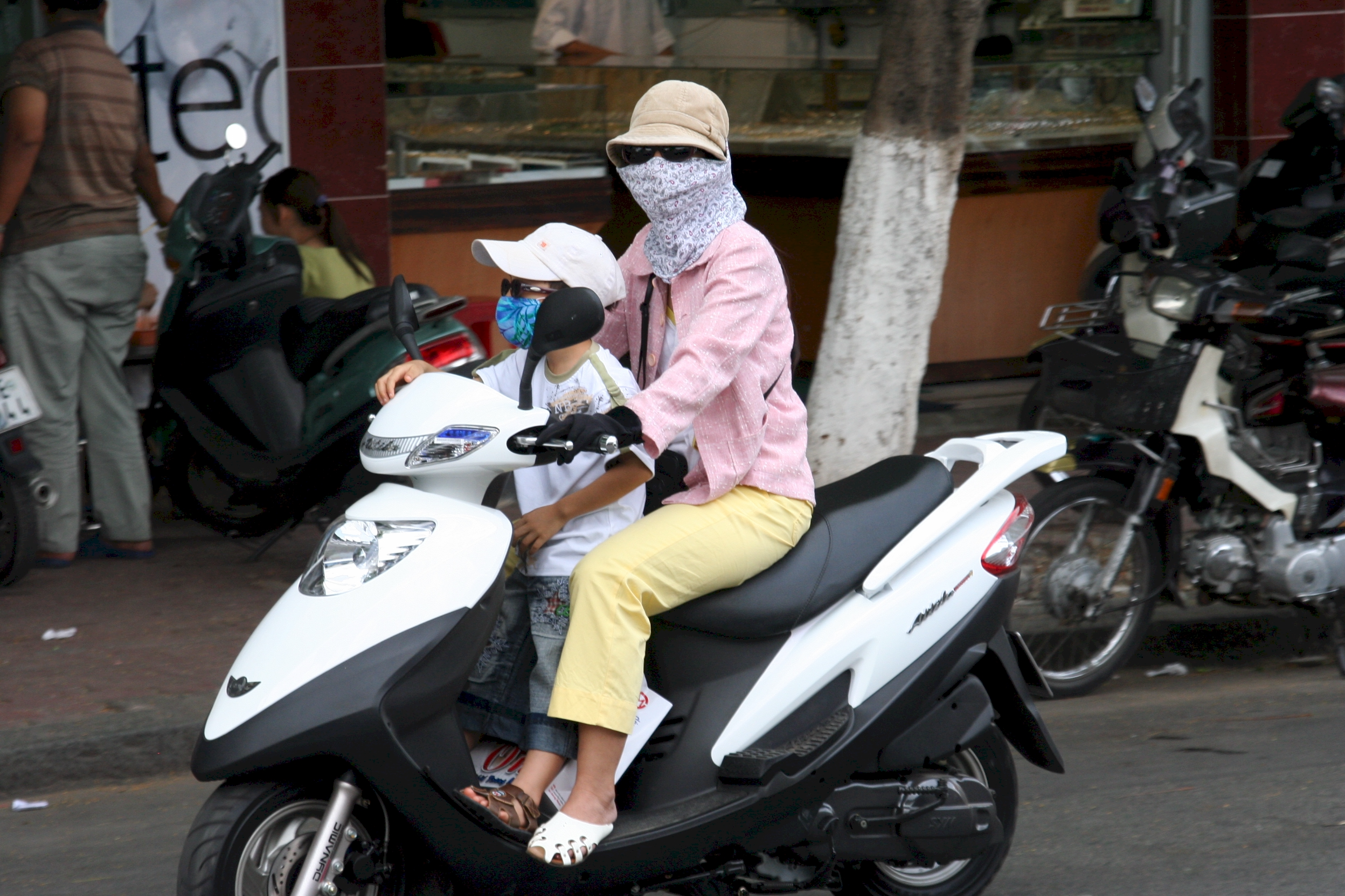 Chở con bằng xe máy dưới trời nắng nóng, cha mẹ cần lưu ý những điểm sau để trẻ không bị say nắng hay sốc nhiệt - Ảnh 2. Chở con bằng xe máy dưới trời nắng nóng, cha mẹ cần lưu ý những điểm sau để trẻ không bị say nắng hay sốc nhiệt - Ảnh 2.