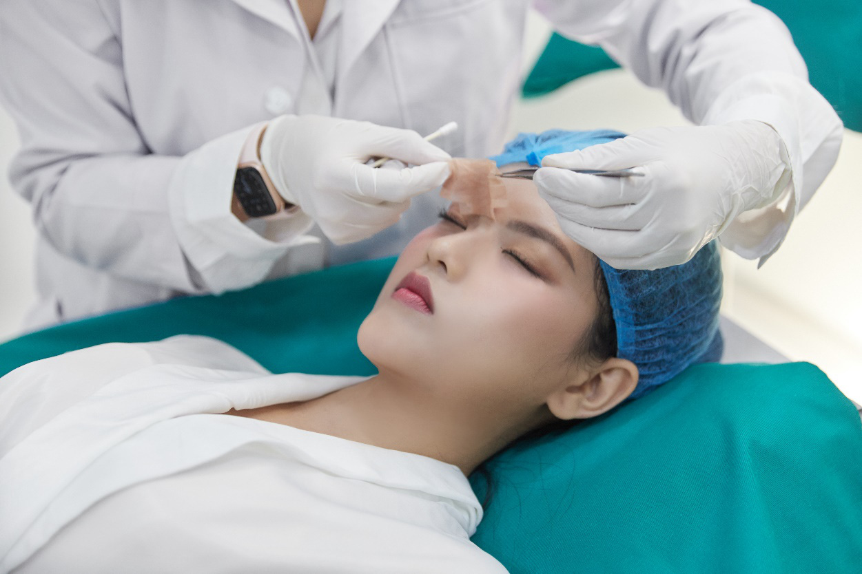 Điểm danh những dịch vụ thẩm mỹ ăn kh&aacute;ch hiện nay - Ảnh 2.
