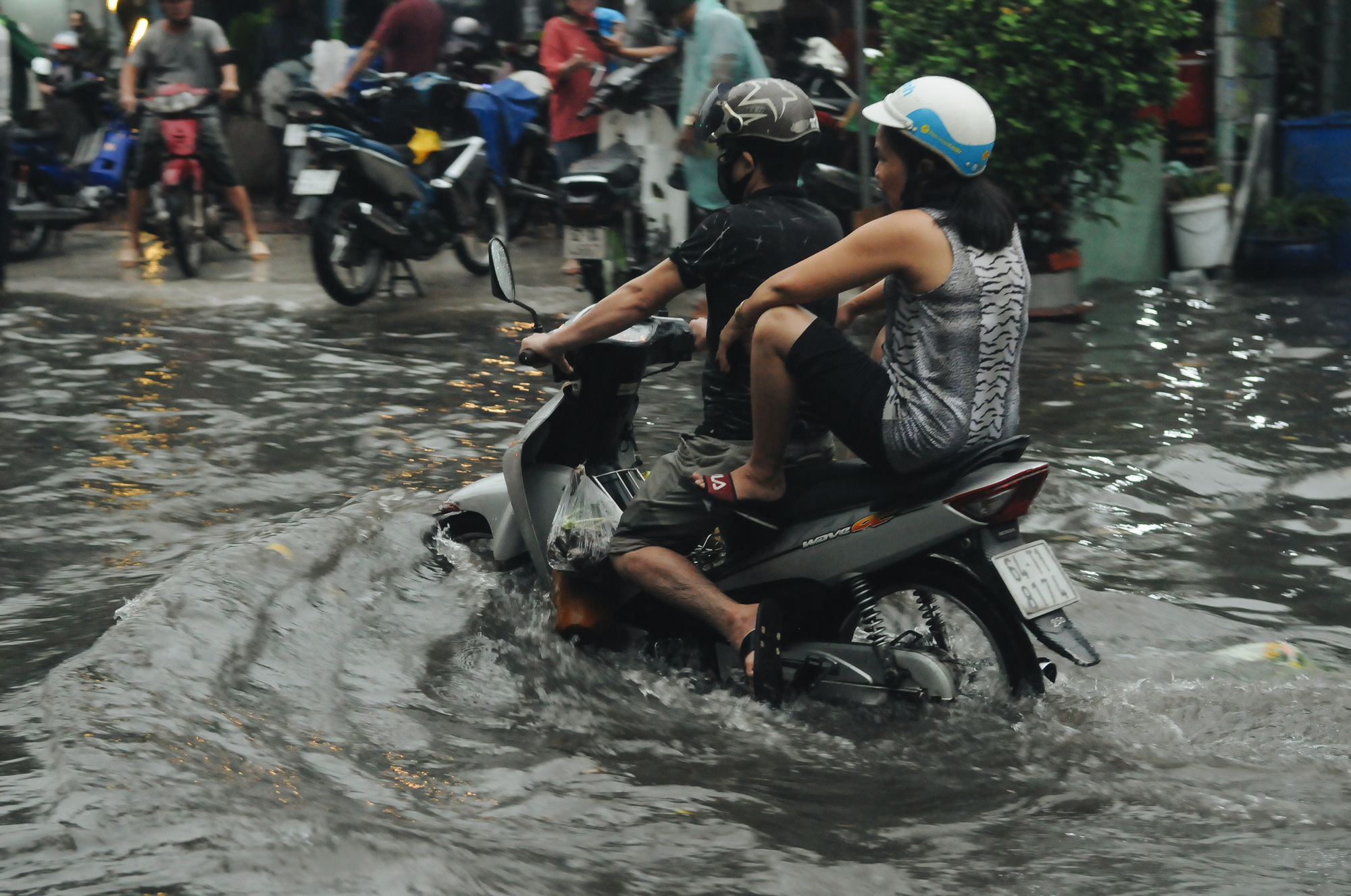 Người Sài Gòn bất lực đứng nhìn xe máy lật ngang, trôi bồng bềnh trên đường ngập nặng - Ảnh 10.